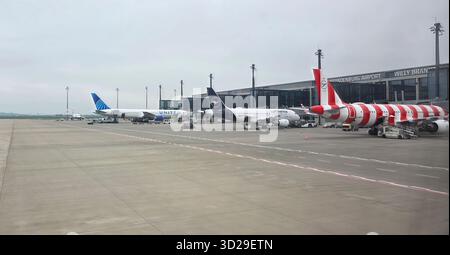 Berlin, Deutschland 25. April 2025: Flugzeuge parken am Flughafen Willy Brandt mit bewölktem Himmel. Stockfoto