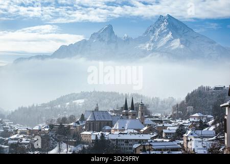 Watzmann über Berchtesgaden bedeckt mit Nebel und Winterschnee Stockfoto