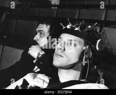 STANLEY KUBRICK und MALCOLM MCDOWELL in STANLEY KUBRICK's A CLOCK WORK ORANGE (1971), Originaltitel: A CLOCK WORK ORANGE, Regie: STANLEY KUBRICK. Gutschrift: WARNER BROS. BILDER/Album Stockfoto