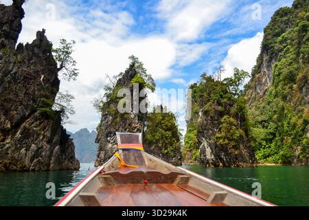 Drei Schwestern Karstgestein am Cheow Lan Lake im Khao Sok Nationalpark in Thailand, Asien, Stockfoto