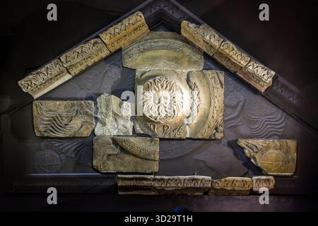 Tempelgiebel und Gorgonenkopf, der 1790 entdeckt wurde Stockfoto