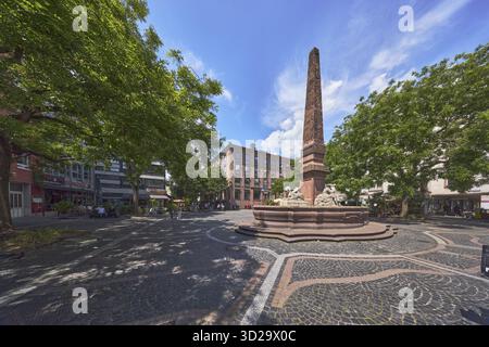 Neuer Brunnen, Sandsteinbrunnen, Obelisk, Stadtbauer Johannes Weydt, Gehweg aus Marmorplatten und Pflastersteinen mit Muster, Generalarchitekt Stockfoto