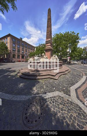 Neuer Brunnen, Sandsteinbrunnen, Obelisk, Stadtbauer Johannes Weydt, Gehweg aus Marmorplatten und Pflastersteinen mit Muster, Generalarchitekt Stockfoto