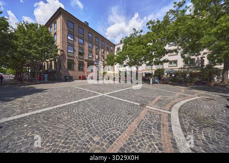 Volksbank Darmstadt Mainz EG Niederlassung Neubrunnenplatz, Geschäftshaus, allgemeine Architektur, Quadrat aus Marmorplatten und Pflastersteinen mit Klaps Stockfoto