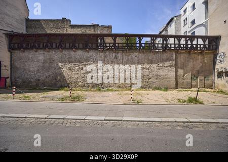 Stadtbefestigung, historische Stadtmauer, allgemeine Architektur, Häuser, Parkplatz, Poller, blauer Himmel, wolkenlos, Straße Hintere Bleiche, Mainz Stockfoto