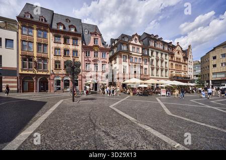 Platz aus Pflastersteinen und Marmorplatten mit Muster, Reihe von Häusern, rekonstruierte historische Gebäude, Außenbereich eines Restaurants, Laterne, pe Stockfoto
