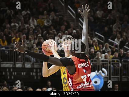 Basketball BBL Bundesliga, Alba Berlin - FC Bayern München Basketball von links Nevio Bennefeld (Alba Berlin), Wenyen Gabriel (FC Bayern Basketball) du Stockfoto