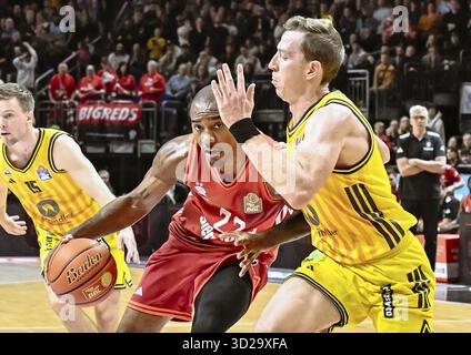 Basketball BBL Bundesliga, Alba Berlin - FC Bayern München Basketball von links Isiaha Mike (FC Bayern Basketball), Justin Bean (Alba Berlin) Duell, Abb. Stockfoto