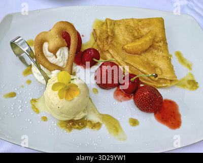 Kalorien Dessert Dessert Creme mit einer Schaufel Vanilleeis Früchte Erdbeeren Kirschen, international Stockfoto