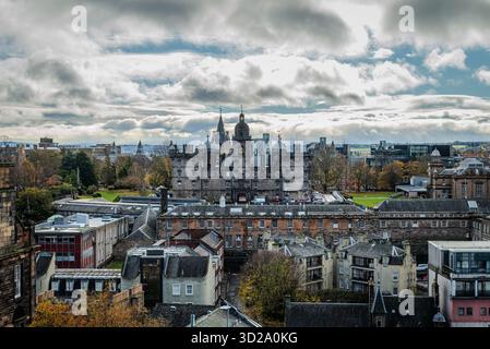 Blick vom Castle Hill in Edinburgh auf bezaubernde Gebäude, eingebettet in Herbstfarben, unter sanften Wolken Stockfoto