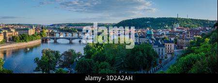 Panoramablick auf Prag und die Moldau an einem schönen Maiabend mit klarem Himmel, Tschechien, das eine frische Frühlingsatmosphäre einnimmt Stockfoto