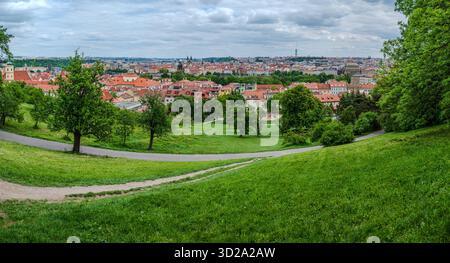 Panoramablick auf die Prager Altstadt, Tschechische Republik, im Mai, vom Hügel in den Gärten von Petřín aus gesehen Stockfoto
