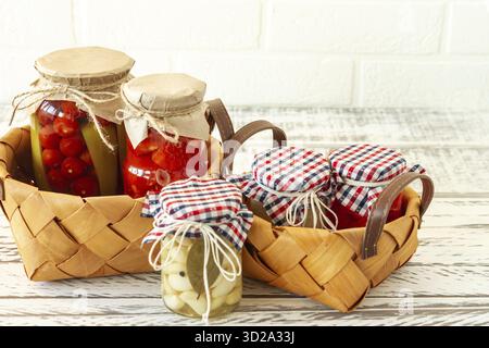 Einmachgläser für marinierte Gurken. Hausgemachte Tomaten, Gurken, Knoblauch, Ingwer und Meerrettichgurken. Fermentierte Lebensmittel Stockfoto