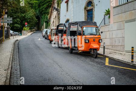 Tuk-Tuk parkt auf einer Straße in Sintra, Portugal, ein beliebtes und praktisches Fahrzeug sowie eine Touristenattraktion Stockfoto