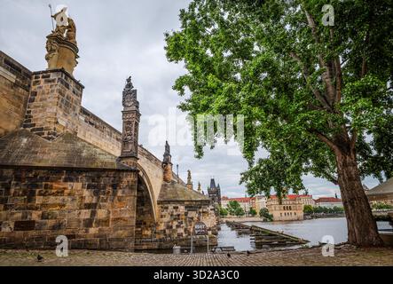 Blick auf die Karlsbrücke über die Moldau in Prag, Tschechische Republik, fotografiert vom Fluss an einem bewölkten Maitag. Stockfoto