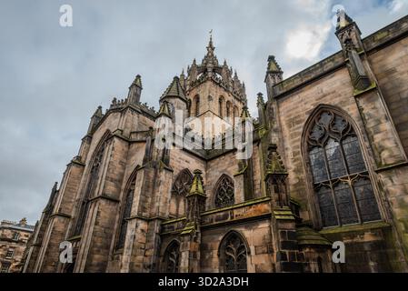 Blick nach oben auf den oberen Teil der St Giles’ Cathedral in Edinburgh, mit Blick auf die wunderschöne gotische Architektur und die komplizierten Mauerwerke Stockfoto