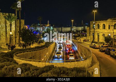 JERUSALEM, ISRAEL, DEZEMBER - 2019 - Nachtverkehr, urbane Szene an der Außenseite der alten jerusalemer Mauern, Israel Stockfoto
