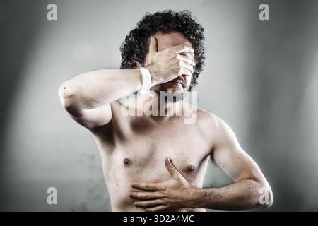 Kranker Mann mit Krankenhausarmband, Infektion Stockfoto