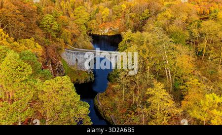 Bridge of Alvah Banff Scotland errichtete 1773 eine halbkreisförmige Schutt-Bogenbrücke über den Fluss Deveron und Bäume im Herbst Stockfoto
