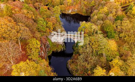 Bridge of Alvah Banff Scotland baute 1773 halbkreisförmige Schutt-Bogenbrücke 55 Meter über den Fluss Deveron mit Bäumen in Herbstfarben Stockfoto