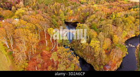 Bridge of Alvah Banff Scotland baute 1773 halbkreisförmige Schutt-Bogenbrücke 55 Meter über den Fluss Deveron mit Bäumen im Herbst Stockfoto