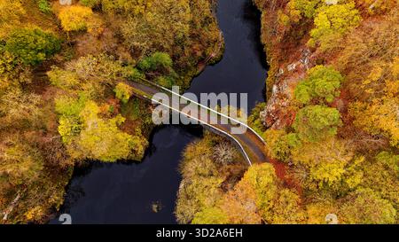 Bridge of Alvah Banff Scotland baute 1773 halbkreisförmige Schutt-Bogenbrücke 55 Meter über den Fluss Deveron mit Bäumen in herbstlichen Farben Stockfoto