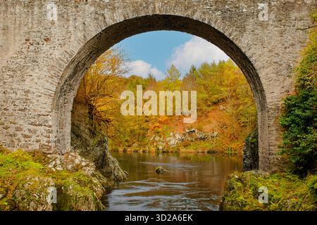 Bridge of Alvah Banff Scotland errichtete 1773 die halbkreisförmige Schutt Bogenbrücke 55 Meter über dem Fluss Deveron mit Blick durch den Bogen im Herbst Stockfoto
