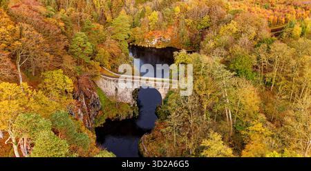 Bridge of Alvah Banff Scotland errichtete 1773 die halbkreisförmige Schutt-Bogenbrücke über den Fluss Deveron und Bäume im Herbst Stockfoto