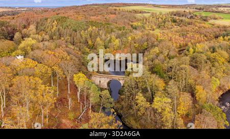 Bridge of Alvah Banff Scotland errichtete 1773 die halbkreisförmige Schutt-Bogenbrücke über den Fluss Deveron mit Bäumen im Herbst Stockfoto