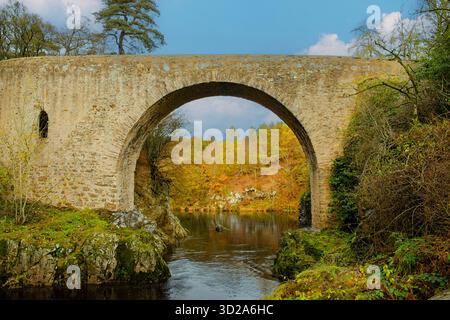 Bridge of Alvah Banff Scotland 1773 eine halbkreisförmige Schutt-Bogenbrücke 55 Meter über dem Fluss Deveron gebaut Stockfoto