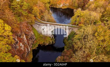 Bridge of Alvah Banff Scotland 1773 eine halbkreisförmige Schutt-Bogenbrücke 55 m über den Fluss Deveron und Bäume in herbstlichen Farben erbaut Stockfoto