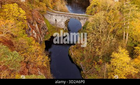 Brücke von Alvah Banff Schottland 1773 erbaut halbkreisförmige Schutt Bogenbrücke 55 Meter über den Fluss Deveron mit Bäumen in herbstlichen Farben Stockfoto