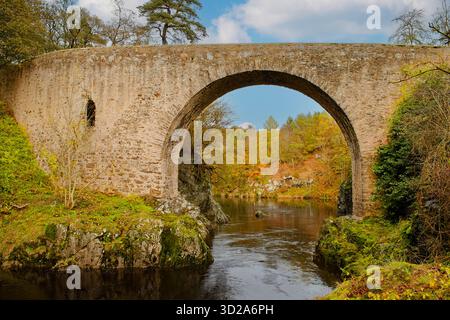 Bridge of Alvah Banff Scotland im Jahr 1773 die halbkreisförmige Schutt-Bogenbrücke 55 Meter über den Fluss Deveron und ein gotisches Fenster einer inneren Kammer Stockfoto