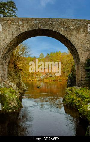 Bridge of Alvah Banff Scotland 1773 die halbkreisförmige Schutt-Bogenbrücke 55 Meter über dem Fluss Deveron erbaut Stockfoto
