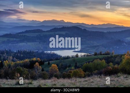 Der Czorsztyn-See auf dem Damm in der Nähe des Dorfes Niedzica in Nordpolen bei Sonnenuntergang im Herbst Stockfoto