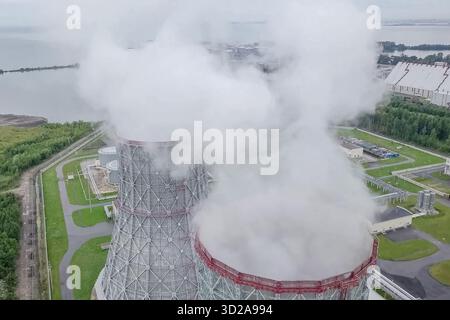 Aufragende Dampftürme eines Kernkraftwerks. Stockfoto