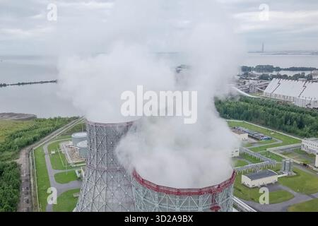 Aufragende Dampftürme eines Kernkraftwerks. Stockfoto
