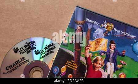Film „Willy Wonka and the Chocolate Factory“; DVD-Ausgabe; Disc mit Cover; isoliert auf hellem, leerem Hintergrund; oberer Winkel aufgenommen. Stockfoto