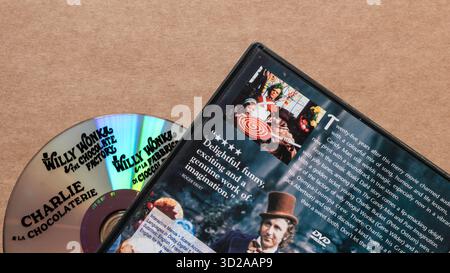 DVD „Willy Wonka and the Chocolate Factory“ mit Titelbild mit Filmbeschreibung, isoliert auf hellem Hintergrund, oberer Winkel aufgenommen Stockfoto