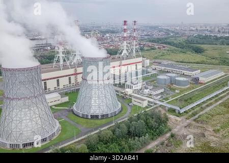 Aufragende Dampftürme eines Kernkraftwerks. Stockfoto
