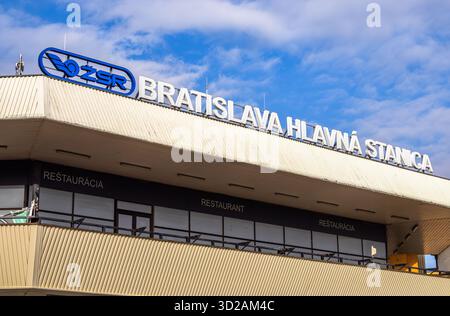 Bratislava, Slowakei - 20. Oktober 2025: Bratislava Hauptbahnhof - Bratislava hlavna stanica ist der Hauptbahnhof in der Hauptstadt Slo Stockfoto
