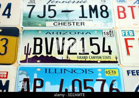 KIEW, UKRAINE - 18. OKTOBER 2025 viele US-Nummernschilder verschiedener staaten sind registriert. Viele US-Nummernschilder Stockfoto