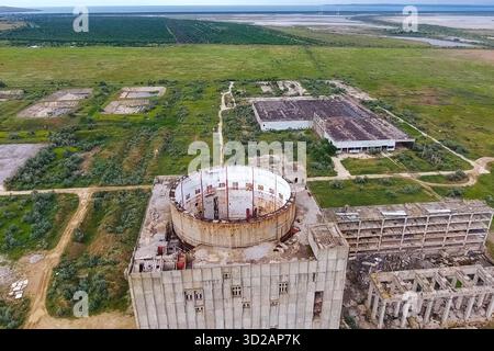 Das alte verlassene unvollendete Kernkraftwerk Stockfoto