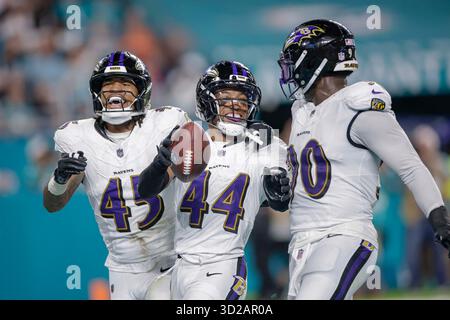 Miami Gardens, FL USA; Baltimore Ravens Cornerback Marlon Humphrey (44) erholt sich einen Fumble von Miami Dolphins Wide Receiver Malik Washington (6) und feiert mit den Linebackern Mike Green (45) und David Ojabo (90) während eines NFL-Spiels am Donnerstag, 30. Oktober 2025 im Hard Rock Stadium. Die Raben schlagen die Delfine 28-6. (Kim Hukari/Bild des Sports) Stockfoto