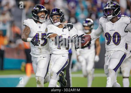 Miami Gardens, FL USA; Baltimore Ravens Cornerback Marlon Humphrey (44) erholt sich einen Fumble von Miami Dolphins Wide Receiver Malik Washington (6) und feiert mit den Linebackern Mike Green (45) und David Ojabo (90) während eines NFL-Spiels am Donnerstag, 30. Oktober 2025 im Hard Rock Stadium. Die Raben schlagen die Delfine 28-6. (Kim Hukari/Bild des Sports) Stockfoto