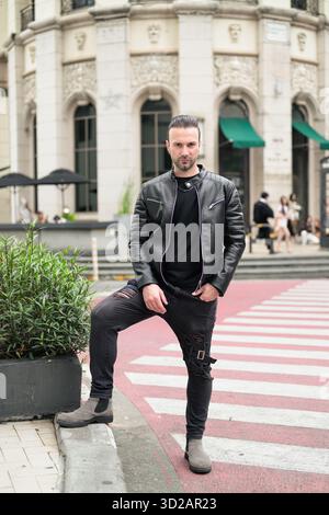 Selbstbewusster bärtiger Mann mit schwarzer Lederjacke Stockfoto
