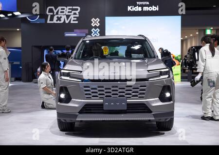 Tokio, Japan. 30. Oktober 2025. Toyota RAV4 HEV auf der Japan Mobility Show 2025. Die Japan Mobility Show (JMS) 2025, die vom 29. Oktober bis 3. November auf der Tokyo Big Sight stattfand, markierte eine mutige Entwicklung von der traditionellen Tokyo Motor Show zu einer globalen Ausstellung für Mobilität der nächsten Generation. Quelle: SOPA Images Limited/Alamy Live News Stockfoto