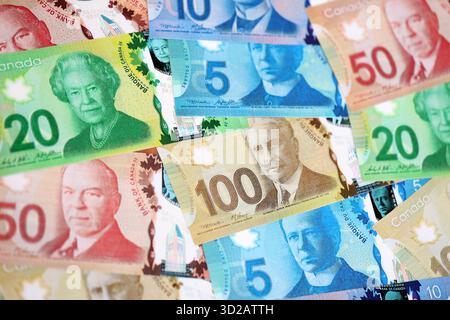 Geldscheine in kanadischer Dollar. CAD-Geldscheine im Stapel mit unterschiedlicher Stückelung Nahaufnahme Stockfoto