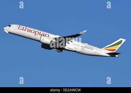 DIE ÄTHIOPISCHE FLUGGESELLSCHAFT AIRBUS A350-900 ET-AYB STARTET VON GATWICK NACH ADDIS ABEBA Stockfoto