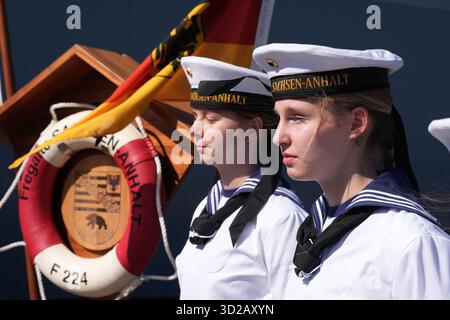 Beirut, Libanon. 31. Oktober 2025. Die Besatzungsmitglieder stehen vor der Fregatte "Sachsen-Anhalt", die im Rahmen der UN-Beobachtermission UNIFIL das Seegebiet vor der libanesischen Küste überwacht. Außenminister Wadephul besuchte die Fregatte im Rahmen seiner Reise in den Nahen Osten. Quelle: Marcus Brandt/dpa/Alamy Live News Stockfoto